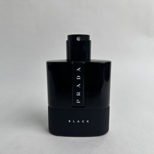 黑色香水瓶 