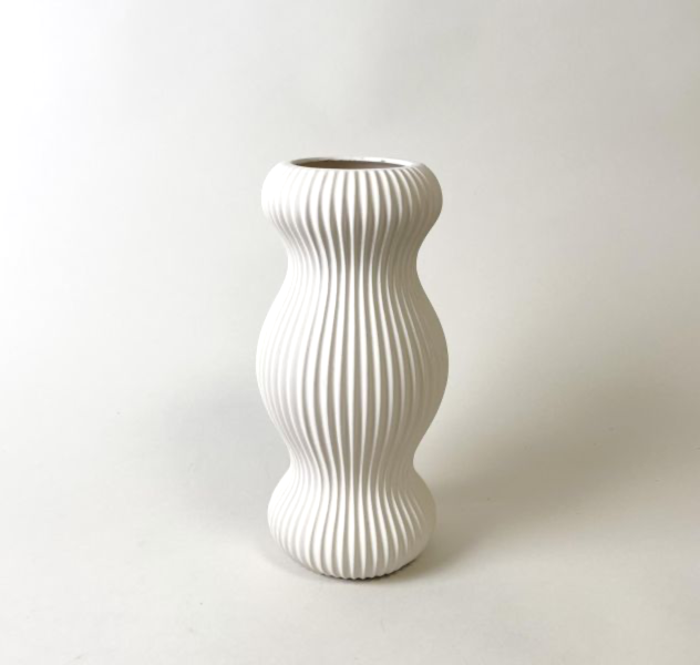 白色陶瓷線條曲線花器 