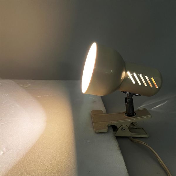 奶油色金屬夾燈 