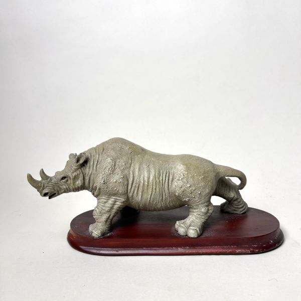 白犀牛雕像木底座擺飾 