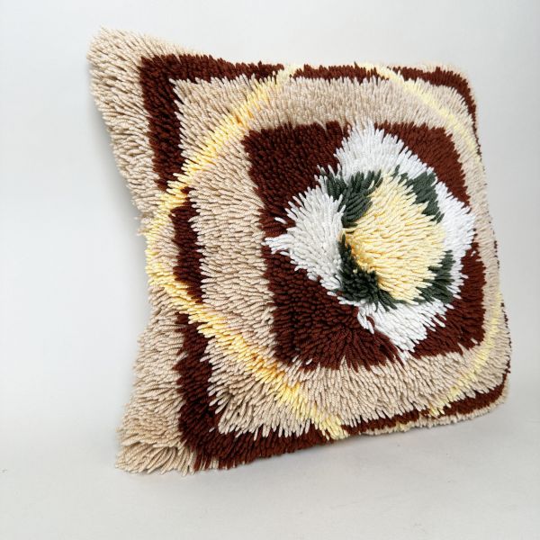 毛線繡幾何圖樣抱枕 