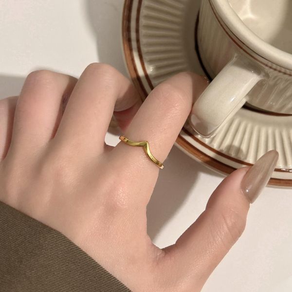 鈦鋼 金色極簡波浪V型戒指 