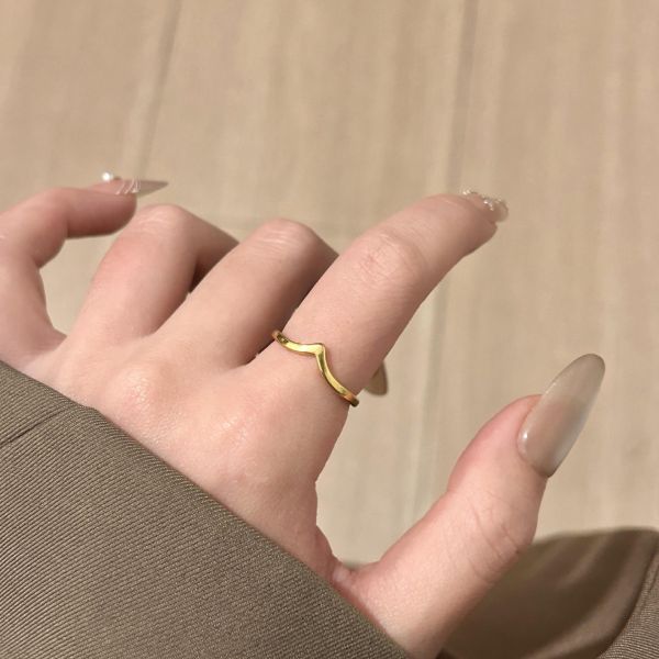 鈦鋼 金色極簡波浪V型戒指 