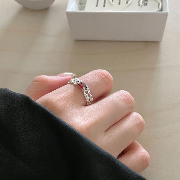 925純銀 不規則錘紋紅鋯戒指 