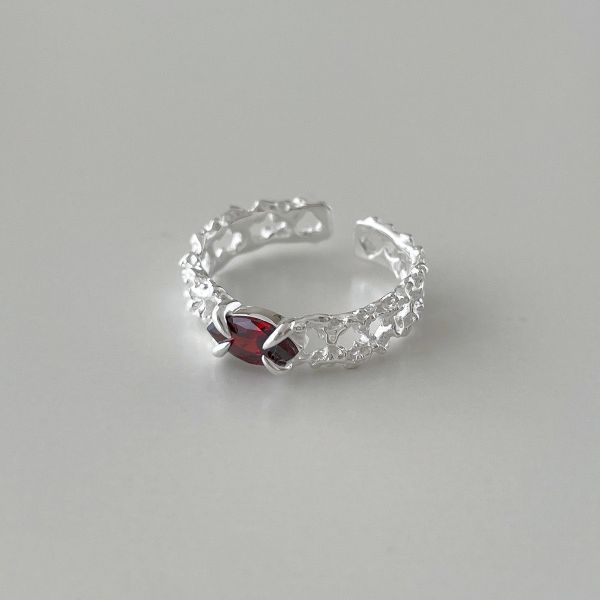 925純銀 不規則錘紋紅鋯戒指 