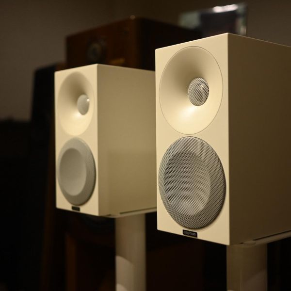 Amphion Helium 410 被動式兩音路喇叭（消光白） 