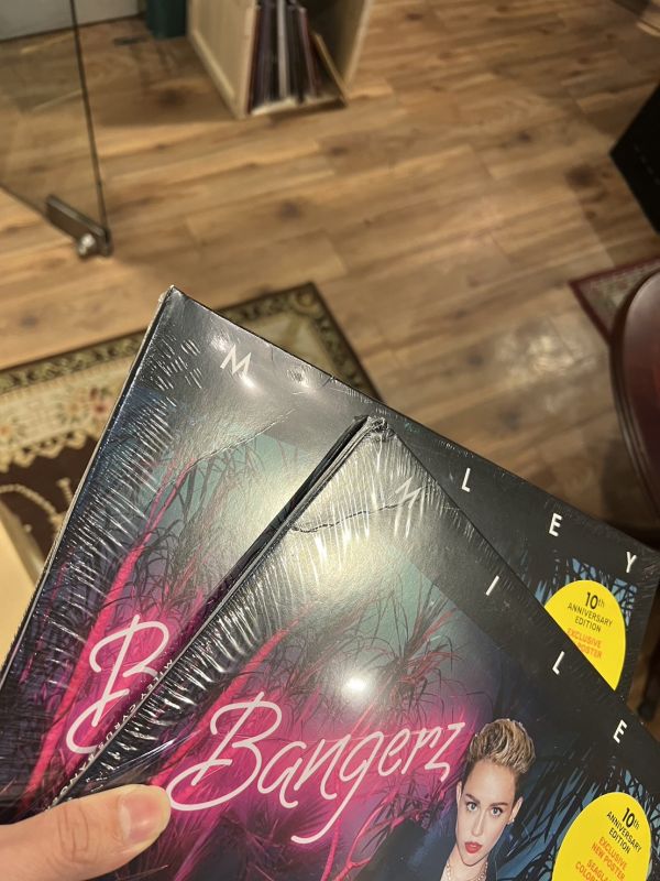 Miley Cyrus - Bangerz 10週年紀念湖水綠透明膠 2LP Miley Cyrus LP, Miley Cyrus album, Miley Cyrus專輯, Miley Cyrus全新黑膠, Miley Cyrus全新黑膠唱片, Miley Cyrus10週年紀念黑膠, Miley Cyrus湖水綠透明膠, Bangers全新黑膠