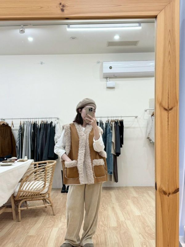 雙面穿軟皮革捲捲羊毛背心 