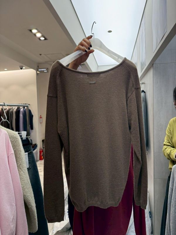 後銀牌V領羊毛衣 