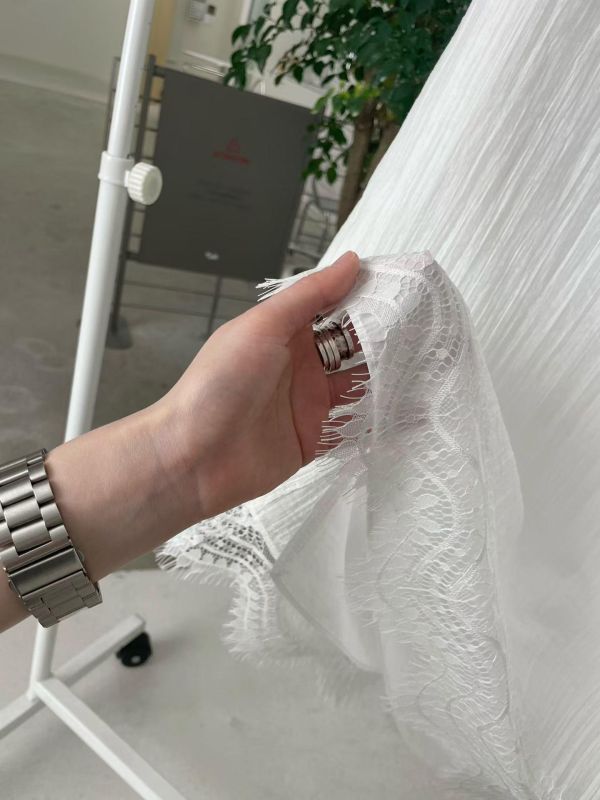 高級蕾絲拼接質感絲質紋理細肩帶洋裝 