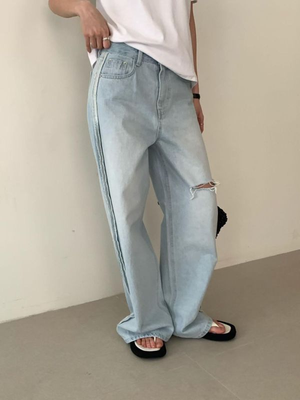 側邊條造型淺藍直筒牛仔褲 