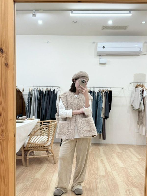 雙面穿軟皮革捲捲羊毛背心 