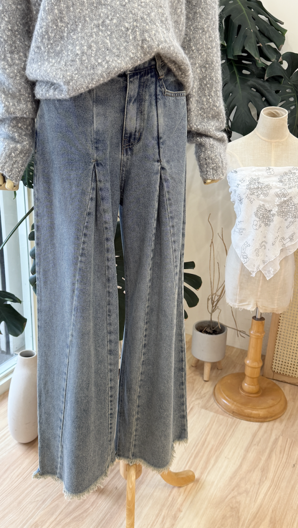 前打褶設計褲管抽鬚牛仔褲 