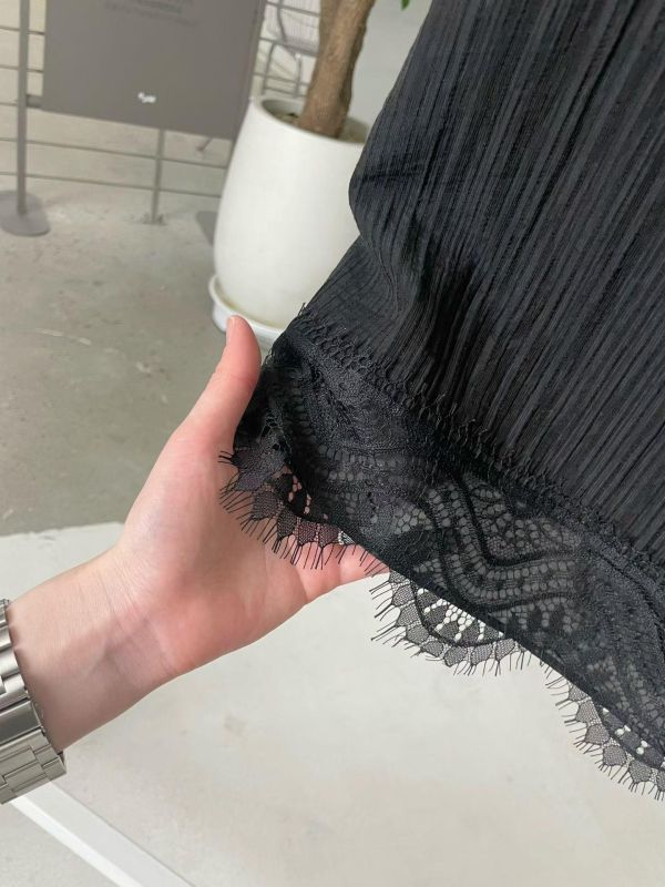 高級蕾絲拼接質感絲質紋理細肩帶洋裝 