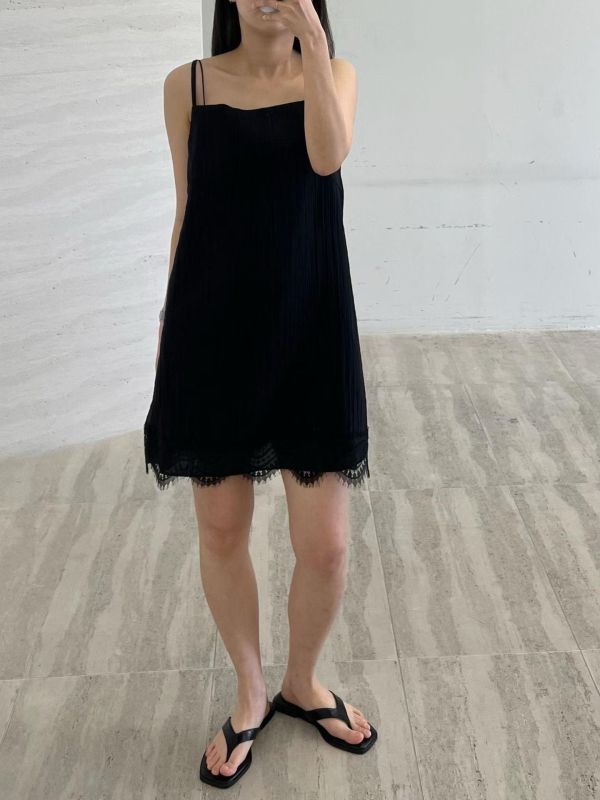 高級蕾絲拼接質感絲質紋理細肩帶洋裝 