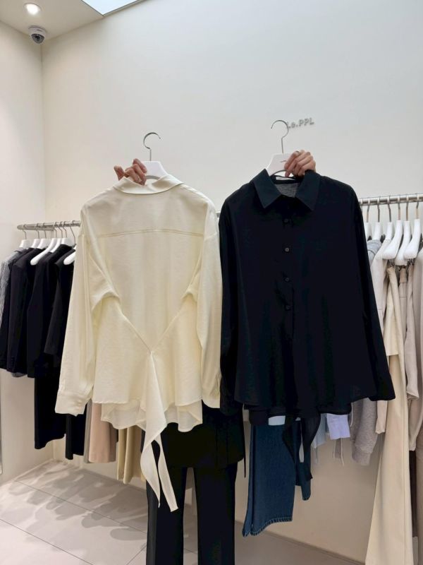 後釦造型絲質襯衫 