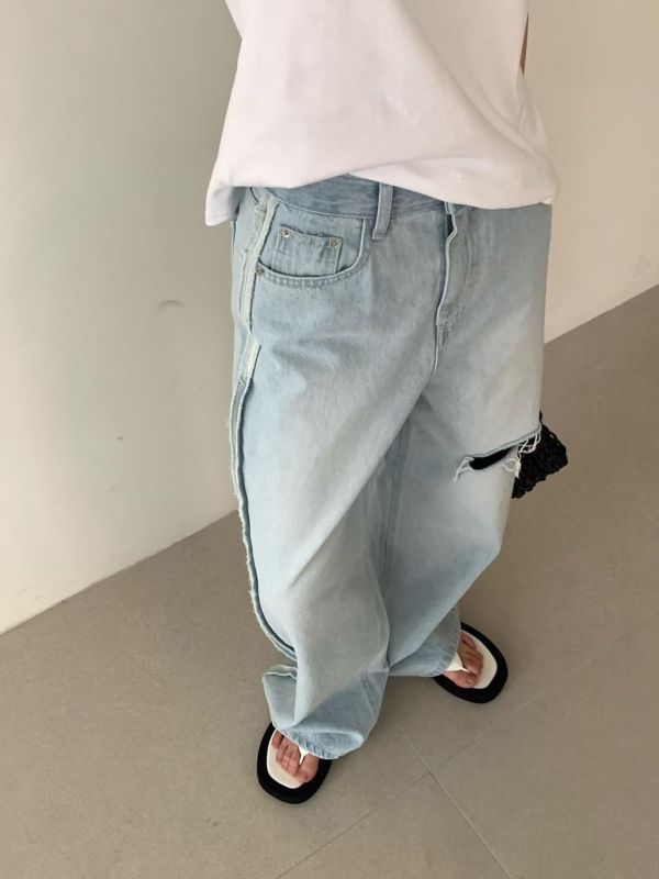 側邊條造型淺藍直筒牛仔褲 