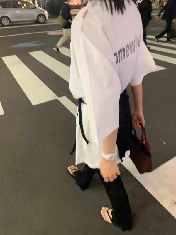 英字母割破造型寬tee 