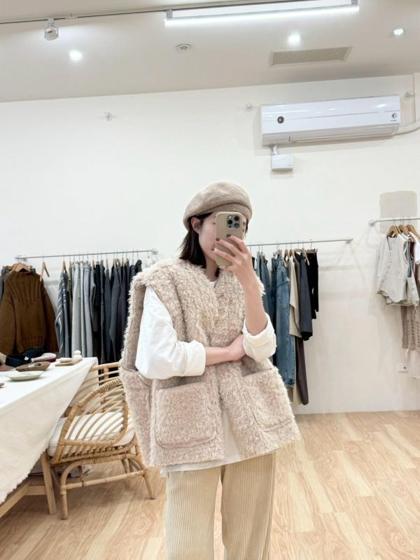 雙面穿軟皮革捲捲羊毛背心 