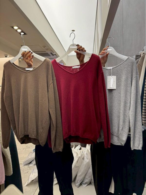 後銀牌V領羊毛衣 