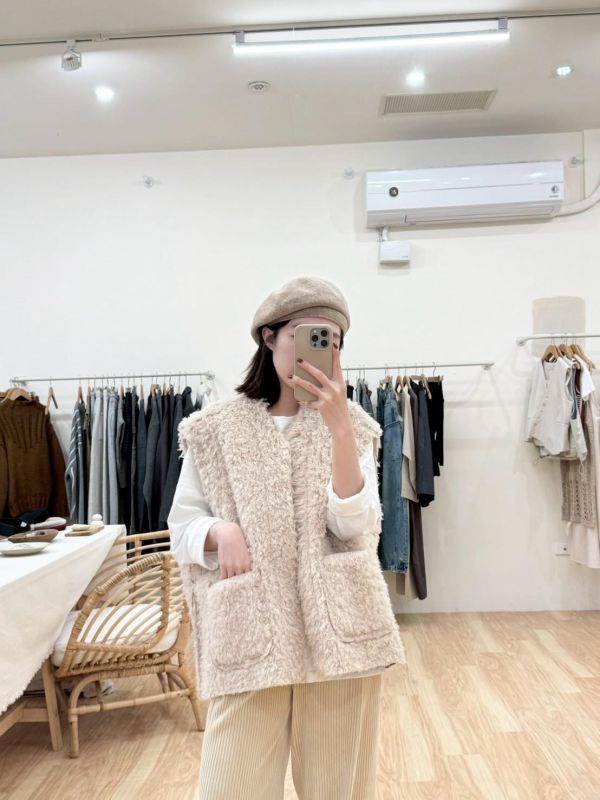 雙面穿軟皮革捲捲羊毛背心 