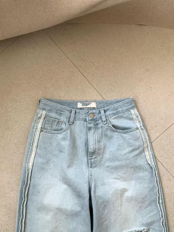 側邊條造型淺藍直筒牛仔褲 