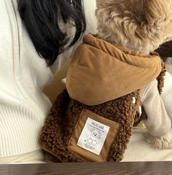 HUG ME | 泰迪毛披風-咖色(S-XL) 寵物服飾,寵物選品,韓國寵物服飾,狗衣服,貓衣服,韓國寵物品牌,寵物有機棉,韓國寵物選品,韓國寵物秋冬選品,寵物可愛上衣,寵物胸背衣,SSFW,BITEME,寵物保暖,寵物四腳衣
