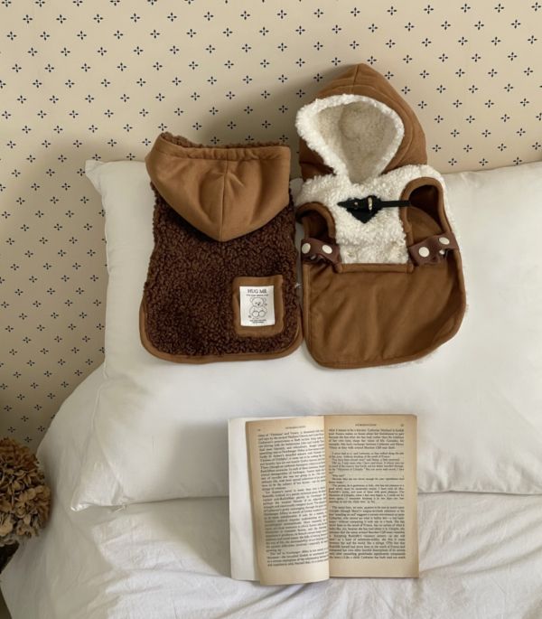 HUG ME | 泰迪毛披風-咖色(S-XL) 寵物服飾,寵物選品,韓國寵物服飾,狗衣服,貓衣服,韓國寵物品牌,寵物有機棉,韓國寵物選品,韓國寵物秋冬選品,寵物可愛上衣,寵物胸背衣,SSFW,BITEME,寵物保暖,寵物四腳衣