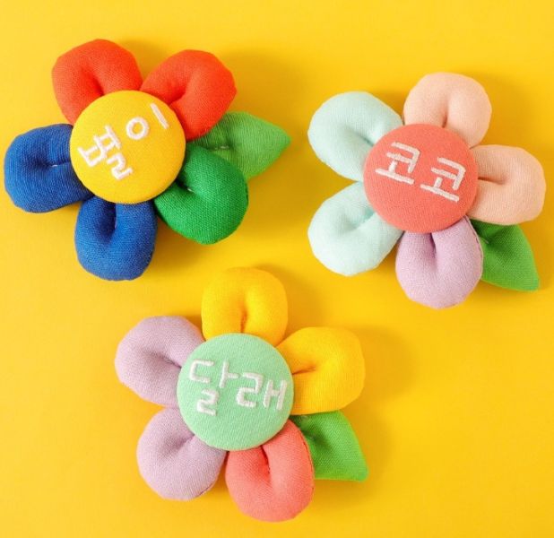 預購 |  Epeels 撞色款花花胸背裝飾(下單請備註刺繡內容) 寵物服飾,寵物選品,韓國寵物服飾,狗衣服,貓衣服,韓國寵物品牌,韓國寵物選品,韓國寵物春夏選品,寵物名牌,寵物客製商品,EPEELS,胸背裝飾
