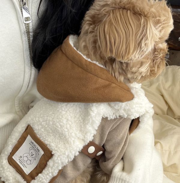 HUG ME | 泰迪毛披風-白色(S-XL) 寵物服飾,寵物選品,韓國寵物服飾,狗衣服,貓衣服,韓國寵物品牌,寵物有機棉,韓國寵物選品,韓國寵物秋冬選品,寵物可愛上衣,寵物胸背衣,SSFW,BITEME,寵物保暖,寵物四腳衣