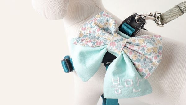 預購 |  Epeels 碎花蝴蝶結款胸背裝飾(下單請備註刺繡內容) 寵物服飾,寵物選品,韓國寵物服飾,狗衣服,貓衣服,韓國寵物品牌,韓國寵物選品,韓國寵物春夏選品,寵物名牌,寵物客製商品,EPEELS,胸背裝飾