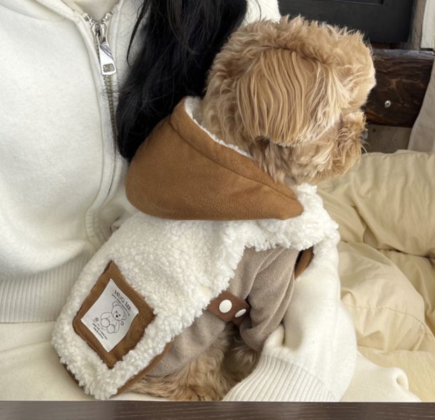 HUG ME | 泰迪毛披風-白色(S-XL) 寵物服飾,寵物選品,韓國寵物服飾,狗衣服,貓衣服,韓國寵物品牌,寵物有機棉,韓國寵物選品,韓國寵物秋冬選品,寵物可愛上衣,寵物胸背衣,SSFW,BITEME,寵物保暖,寵物四腳衣