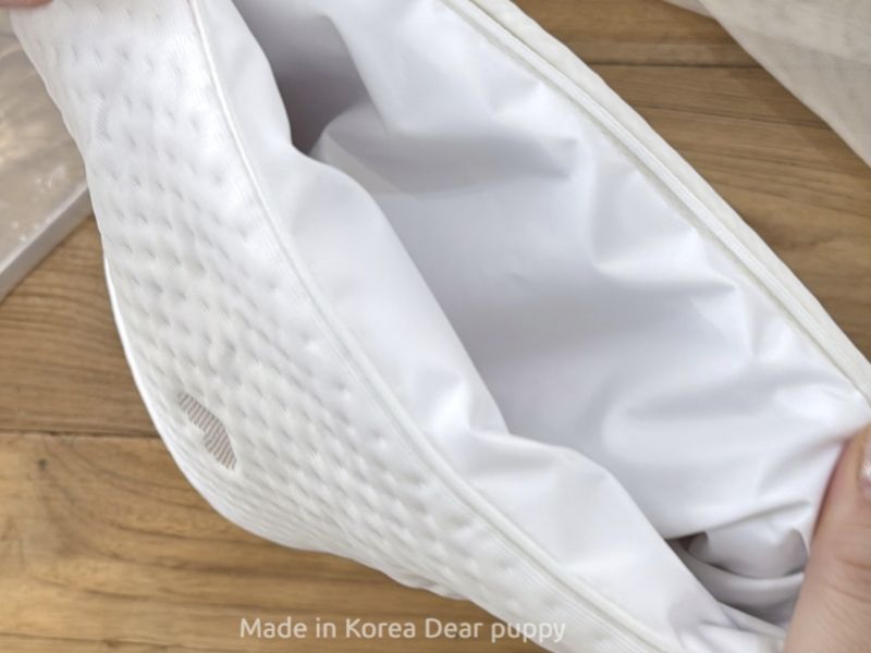 Dear Puppy |  白底愛心熊熊壓紋涼感袋(附冷凝包) 寵物服飾,寵物選品,韓國寵物服飾,狗衣服,貓衣服,韓國寵物品牌,寵物有機棉,韓國寵物選品,韓國寵物春夏選品,寵物涼感墊
