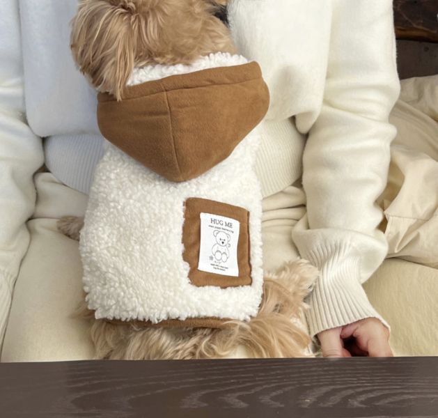 HUG ME | 泰迪毛披風-白色(S-XL) 寵物服飾,寵物選品,韓國寵物服飾,狗衣服,貓衣服,韓國寵物品牌,寵物有機棉,韓國寵物選品,韓國寵物秋冬選品,寵物可愛上衣,寵物胸背衣,SSFW,BITEME,寵物保暖,寵物四腳衣