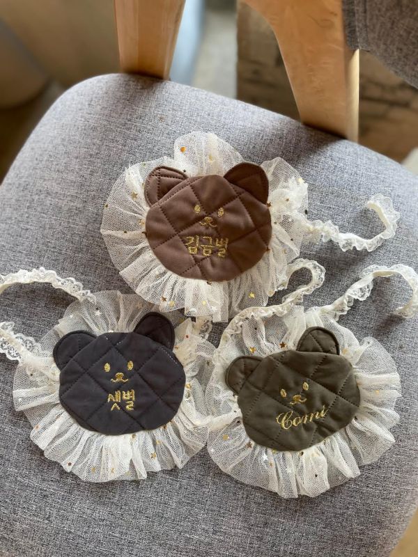 預購1123收單 | Fundle 熊熊臉蕾絲刺繡領巾 寵物服飾,寵物選品,韓國寵物服飾,狗衣服,貓衣服,韓國寵物品牌,寵物有機棉,韓國寵物選品,韓國寵物秋冬選品,狗四腳衣,寵物保暖,寵物保暖服飾,韓國寵物保暖服飾,寵物聖誕禮物