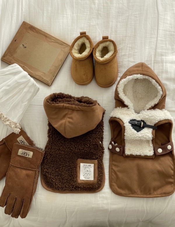 HUG ME | 泰迪毛披風-咖色(S-XL) 寵物服飾,寵物選品,韓國寵物服飾,狗衣服,貓衣服,韓國寵物品牌,寵物有機棉,韓國寵物選品,韓國寵物秋冬選品,寵物可愛上衣,寵物胸背衣,SSFW,BITEME,寵物保暖,寵物四腳衣