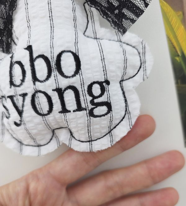 預購0819收單 | SOSO Delight 小熊刺繡包包掛飾 寵物服飾,寵物選品,韓國寵物服飾,狗衣服,貓衣服,韓國寵物品牌