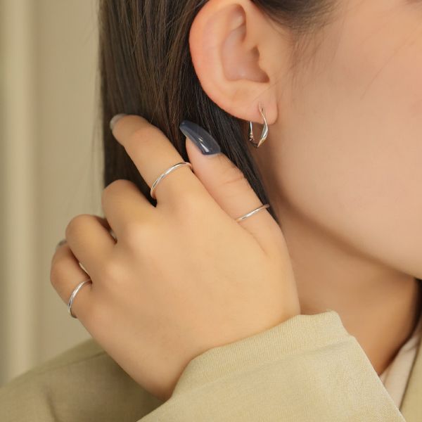 日常輕盈感！流線純銀易扣耳環 韓系純銀耳環,S925抗敏耳釘,女生氣質耳環推薦,小巧純銀耳環,抗敏耳環不過敏,百搭日常耳環,簡約韓系耳飾