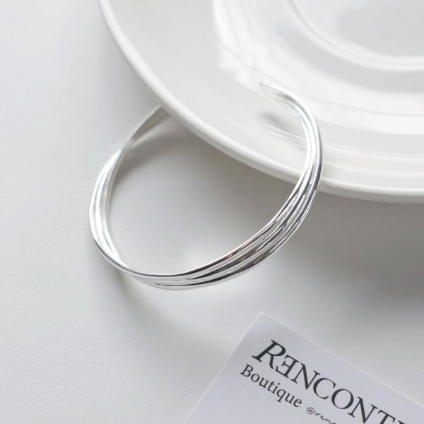 一看就被美暈！有點未來感線條手鐲 