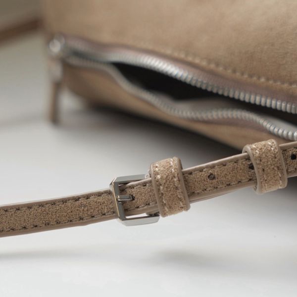 秋冬必備麂皮小包 