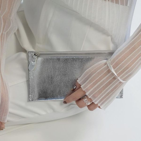 一看就被美暈！有點未來感線條手鐲 