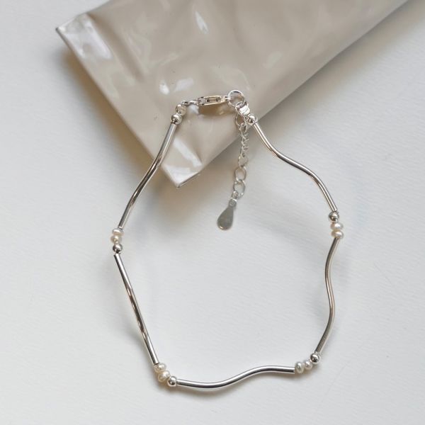 流光裡的珍珠手鍊 