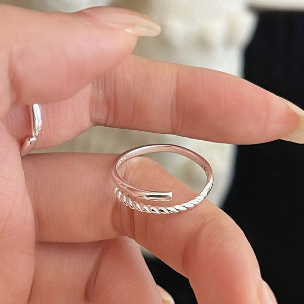 本期最推！極細交錯百搭 純銀戒指 