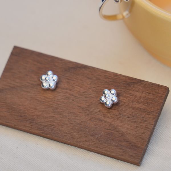 溫柔小碎花 純銀耳釘 韓系純銀耳環,S925抗敏耳釘,女生氣質耳環推薦,小巧純銀耳環,抗敏耳環不過敏,百搭日常耳環,簡約韓系耳飾