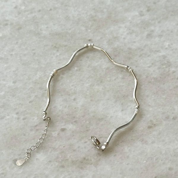 流光裡的珍珠手鍊 