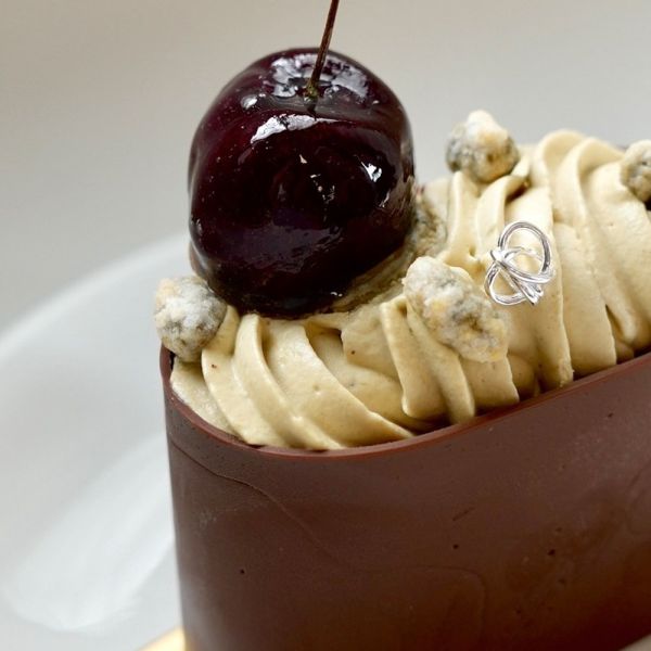 愛心線條纏繞耳釘 