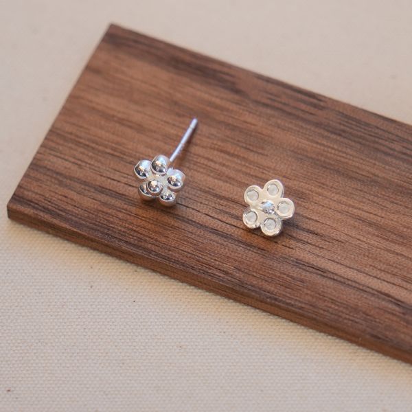 溫柔小碎花 純銀耳釘 韓系純銀耳環,S925抗敏耳釘,女生氣質耳環推薦,小巧純銀耳環,抗敏耳環不過敏,百搭日常耳環,簡約韓系耳飾