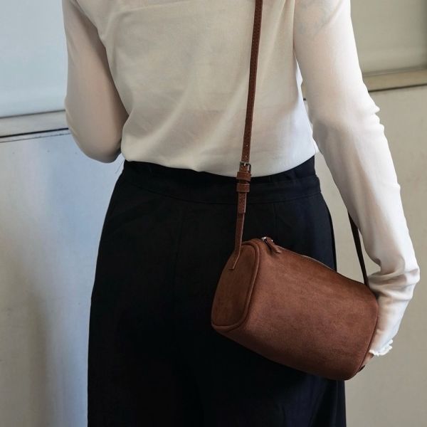 秋冬必備麂皮小包 