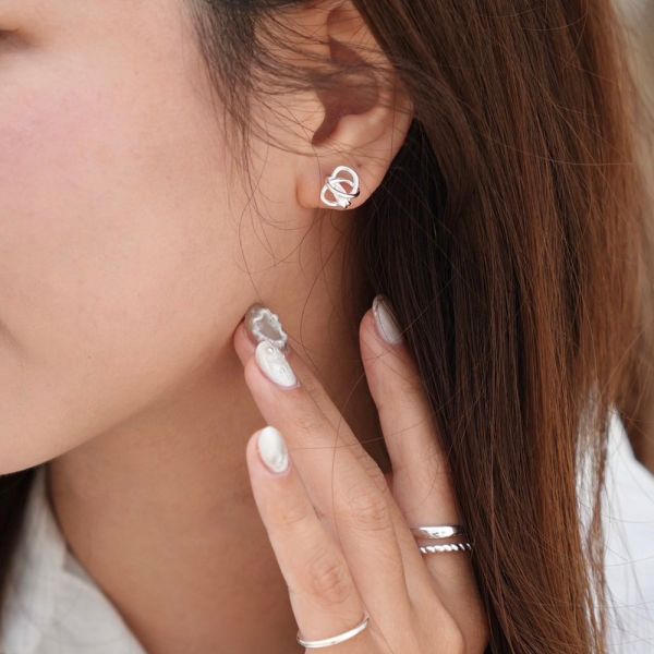 愛心線條纏繞耳釘 