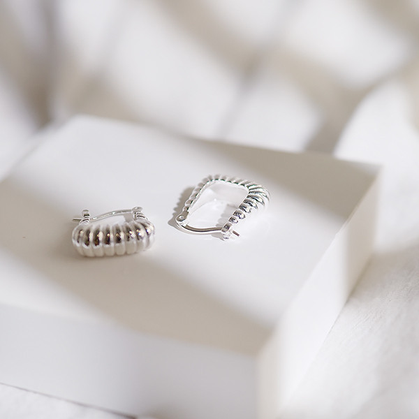 個性！厚磅螺紋綻放 壓扣耳環 